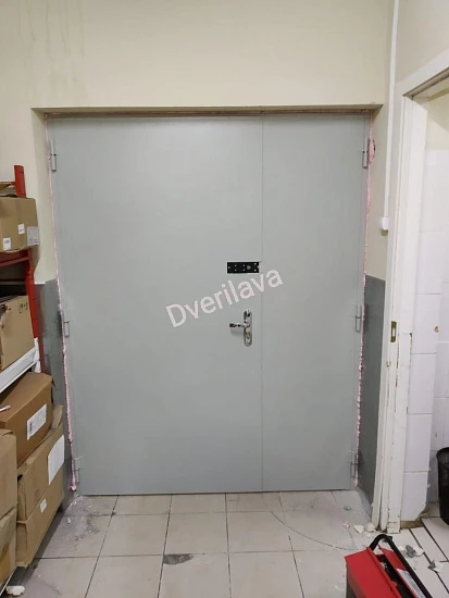 Двупольная техническая дверь в подсобном помещении