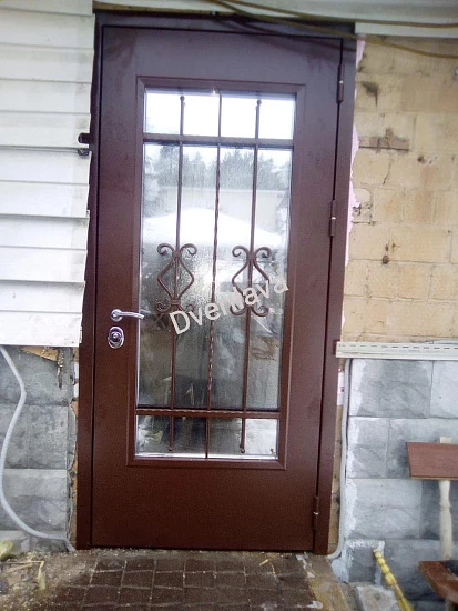 Дверь в частный дом со стеклом и ковкой коричневая