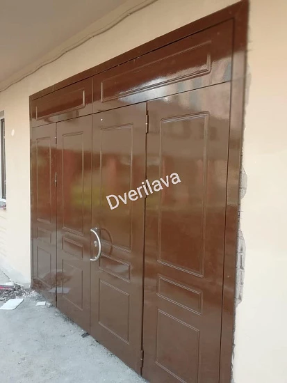 Дверь уличная коричневого цвета