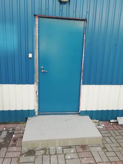 Входная дверь синего цвета технического назначения