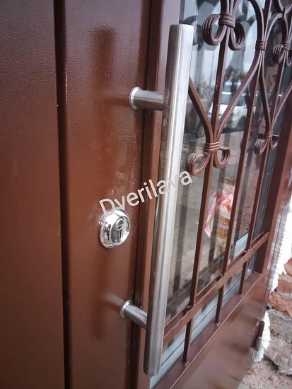 Дверь со стеклом и ковкой коричневая с порошковым напылением