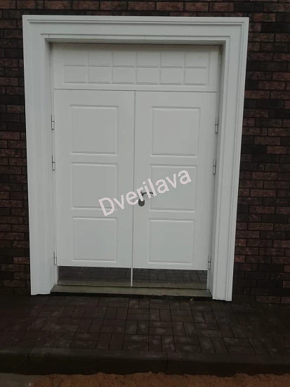 Дверь уличная белого цвета