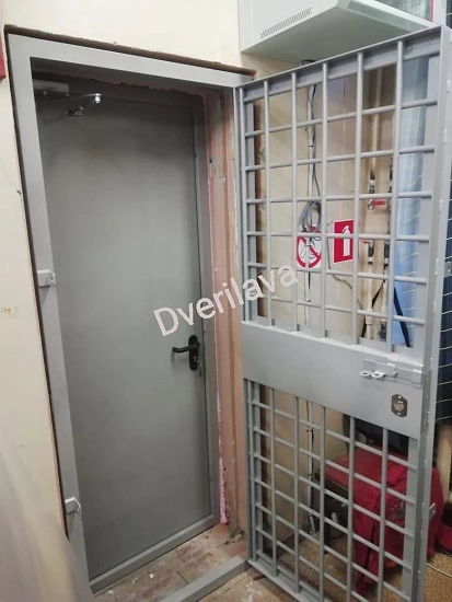 Дверь однопольная техническая с дублирующей решетчатой дверью