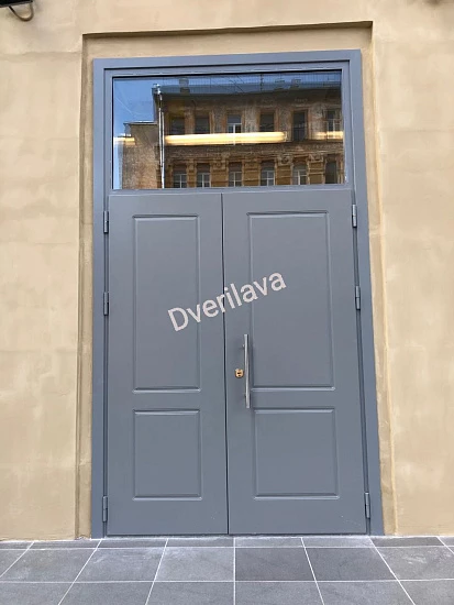 Школьная уличная дверь со стеклом