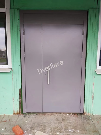 Двупольная дверь входная серая