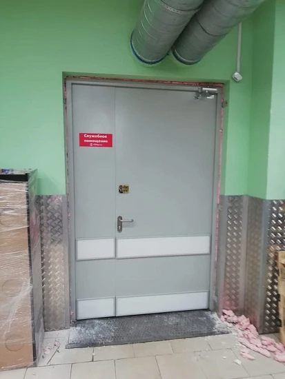 Двупольная противопожарная дверь с ПВД-защитой